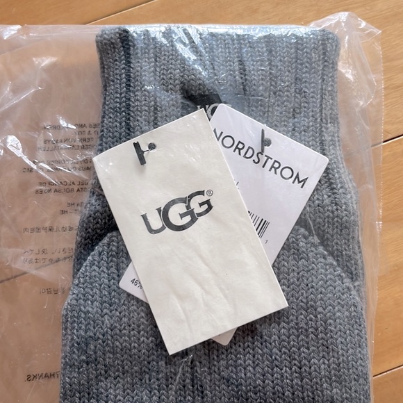 UGG Men’s Knit Flip Top Gloves/Mittens in Gray - Picture 9 of 12